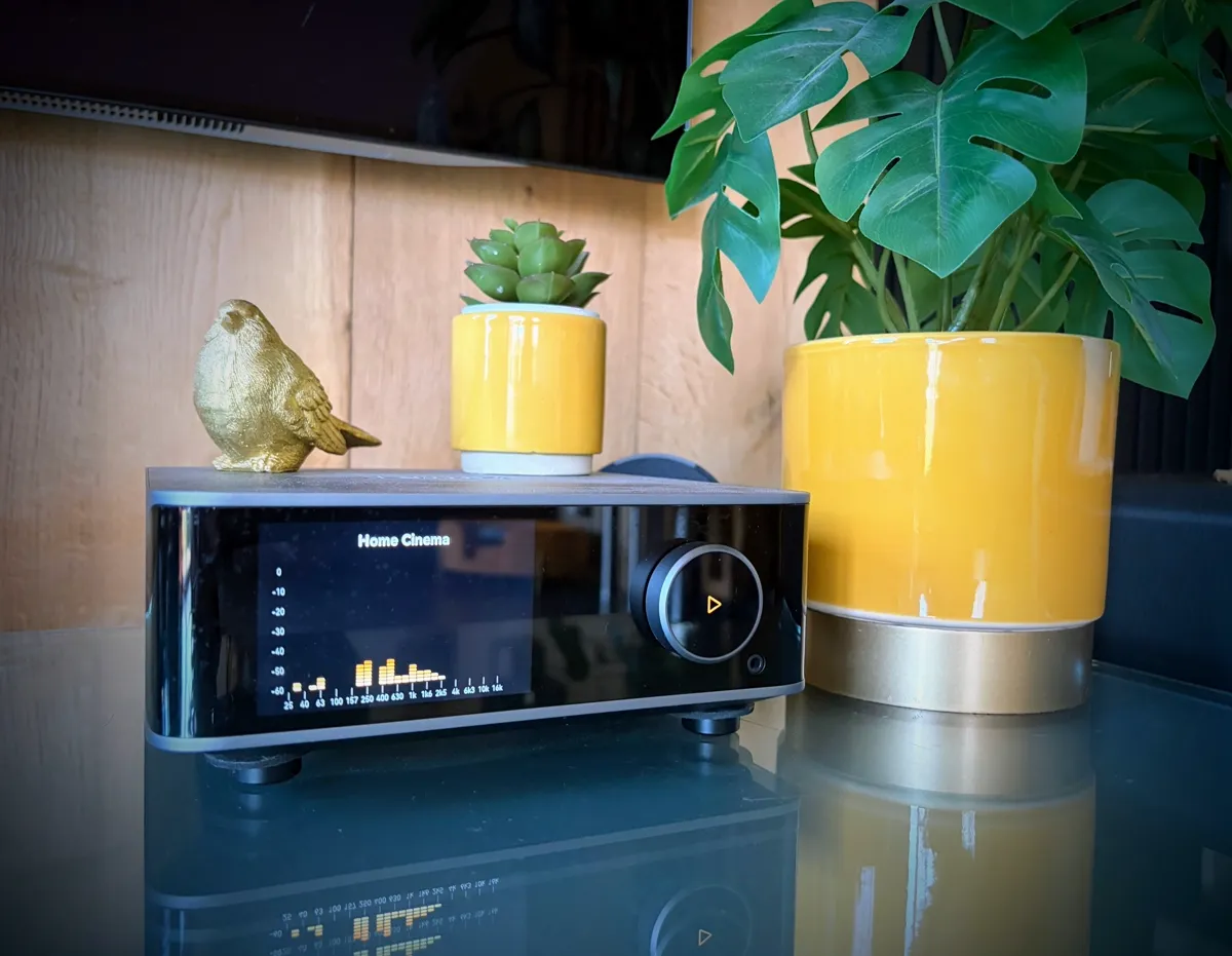 WiiM Ultra streamer op glazen tafel met equalizer-display, overdag